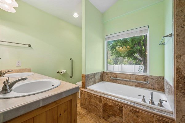 Bathroom 1 - Jetted tub