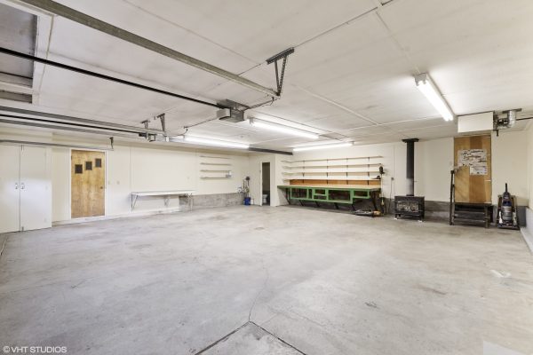Spacious garage